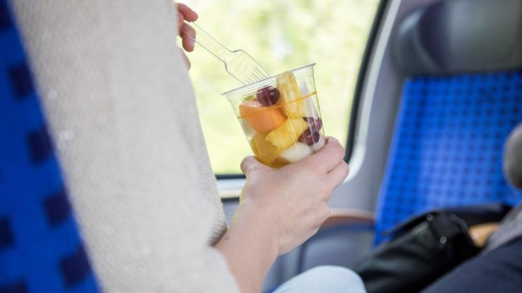 Obst ja, Döner nein: Wer im Zug etwas isst, sollte Speisen wählen, die keine lästigen Gerüche erzeugen. Foto: Christin Klose/dpa