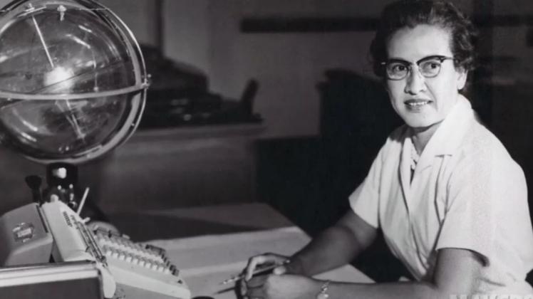 Die NASA-Forschungsmathematikerin Katherine Johnson an ihrem Schreibtisch im Langley Research Center im US-Bundesstaat Virginia.