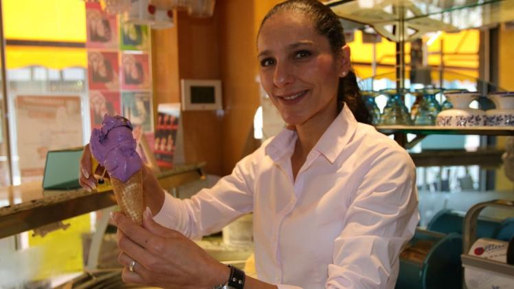 Florina Goncalves präsentiert die neue lilafarbene Geschmacksrichtung Süßkartoffel. 
