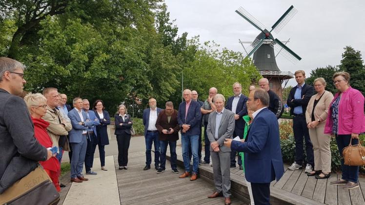 Papenburgs Erster Stadtrat Hermann Wessels (vorne rechts) begrüßte die Mitglieder der Räte aus Veendam und Papenburg auf der Baustelle der Blumenschau im Stadtpark. Beide Kommunen arbeiten auf der Blumenschau zusammen. 