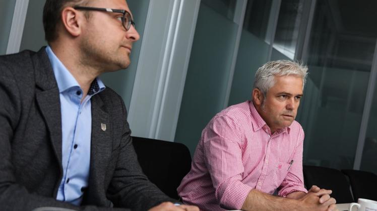 Da ging es noch um die Sache: Im Doppel-Interview setzten sich die damaligen Bürgermeisterkandidaten Eugen Görlitz und Ulrich Meyer zu Drewer über die Dissener Finanzen, Jugendarbeit und Leerstände auseinander. Foto: Michael Gründel