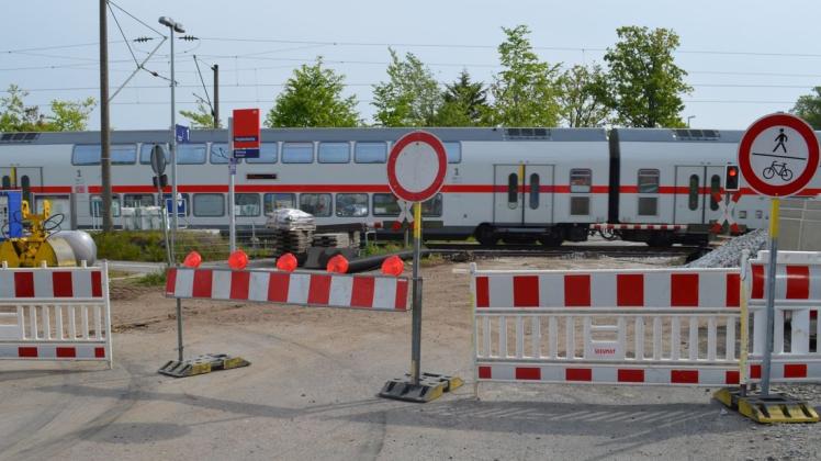 Der Bahnübergang Fockestraße in Hoykenkamp ist von Donnerstag, 25. Juli, bis Sonnabend, 27. Juli, für Gleisbauarbeiten gesperrt. Die letzte Sperrung liegt erst gut zwei Monate zurück. Archivfoto: Thomas Deeken