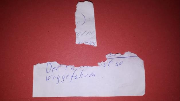 Diesen Zettel (Rückseite) hinterließ der Verursacher an der Winschutzscheibe des geschädigten Fahrzeugs. Foto: Polizei Osnabrück