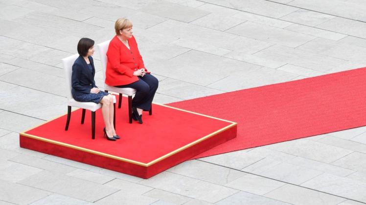 Zitter-Angst: Die Kanzlerin bleibt sitzen, wenn beim Empfang ausländischer Staatsgäste die Hymne geapielt wird- hier mit Regierungschefin der Republik Moldau, Maia Sandu. Foto:AFP