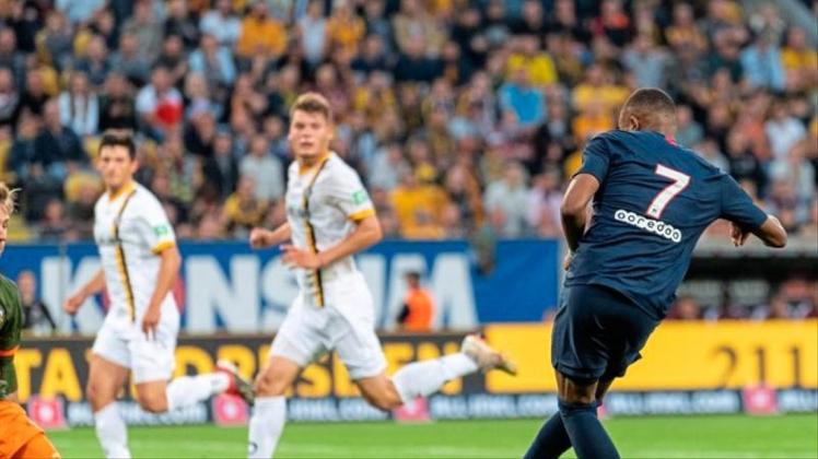 Weltmeister Kylian Mbappe (r) lässt Dynamo-Keeper Kevin Broll keine Chance und schiebt zum 3:0 für PSG ein. 