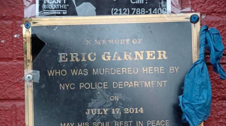 Eine Gedenktafel hängt neben einem Geschäft an der Bay Street am Tompkinsville Park im New Yorker Viertel Staten Island, vor dem Eric Garner starb. 