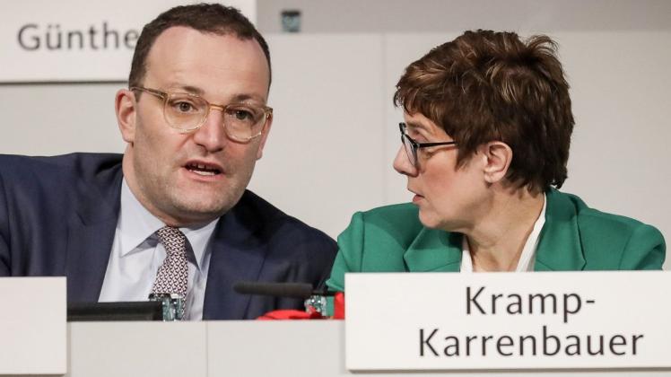 Annegret Kramp-Karrenbauer, Bundesvorsitzende der CDU, spricht mit Jens Spahn (CDU), Bundesgesundheitsminister, auf dem Podium beim CDU-Bundesparteitag. Foto: Christian Charisius/dpa