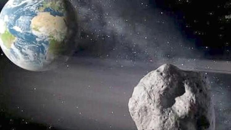 Die künstlerische Darstellung zeigt einen erdnahen Asteroiden im Vorbeiflug der Erde. 