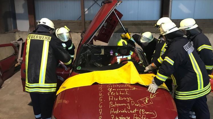 Praktisch und theoretisch übten die Berßener Feuerwehrleute die Menschenrettung aus verunfallten Fahrzeugen. 