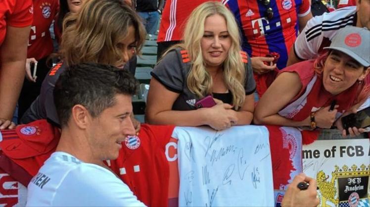 Robert Lewandowski gibt nach dem Training des FC Bayern im Stadion von LA Galaxy Autogramme. Foto: Klaus Bergmann