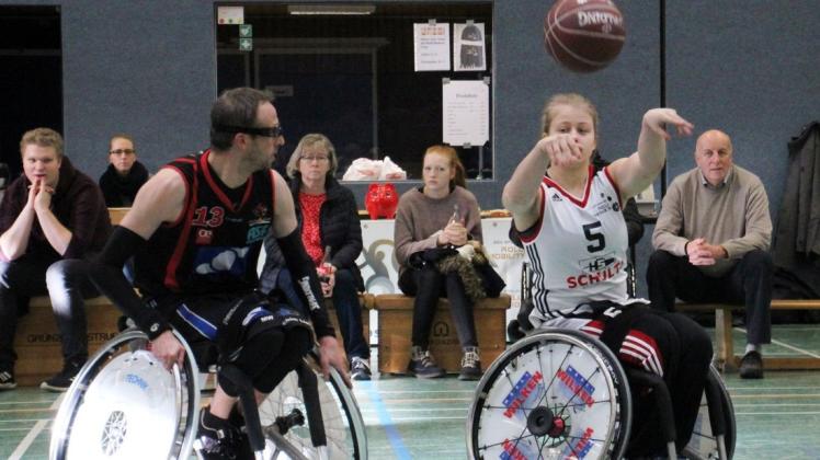 Internationale Erfahrung bei Weilt- und Europameisterschaft sammelt Rollstuhlbasketballerin Anna Jansen (am Ball). 