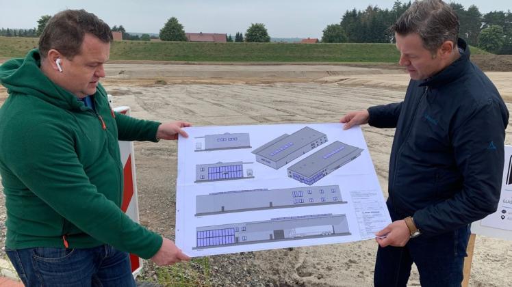 Einen Blick auf die Bauzeichnung warfen der Unternehmer Viktor Wagenleitner (l.) und der Bramscher Wirtschaftsförderer Klaus Sandhaus. Foto: Marcus Alwes