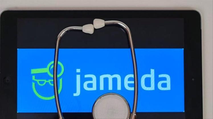 Auf einem iPad ist das Ärztebewertungsportal Jameda zu sehen ist. 