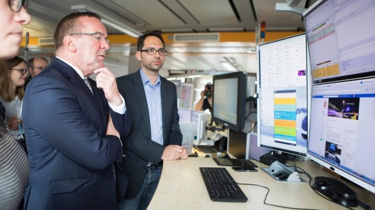 Recherche in den sozialen Netzwerken gehört in der Leitstelle Osnabrück mittlerweile zum Alltag. Jetzt besuchte Innenminister Boris Pistorius die Leitstelle im Kreishaus und informierte sich vor Ort über die Arbeit der "Intel Officers". Foto: Swaantje Hehmann