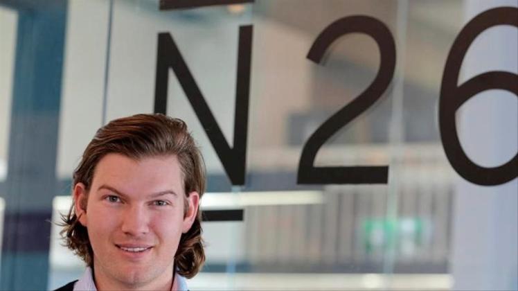 Der Gründer der N26 Bank, der Wiener Valentin Stalf, steht in den Geschäftsräumen des Unternehmens. 