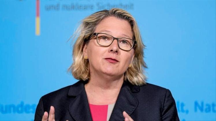 Umweltministerin Svenja Schulze hat sich für Flugpreise ausgesprochen, die die Kosten für CO2-Emissionen enthalten. 