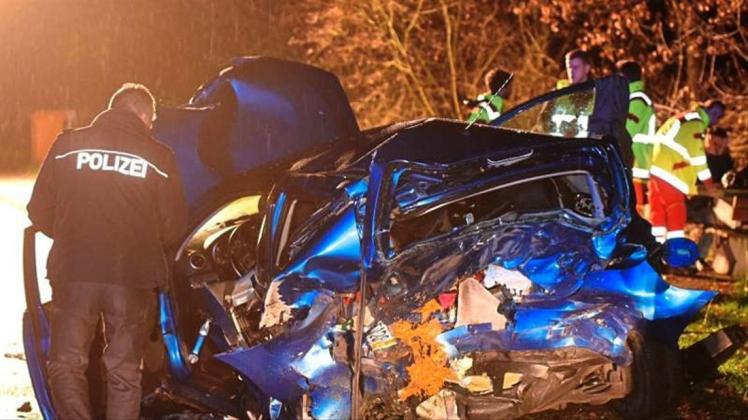 Das Wrack eines Mazda steht an der Unfallstelle. Ein 18-Jähriger hatte mit seinem Auto eine Frau totgefahren und deren Sohn schwer verletzt. 