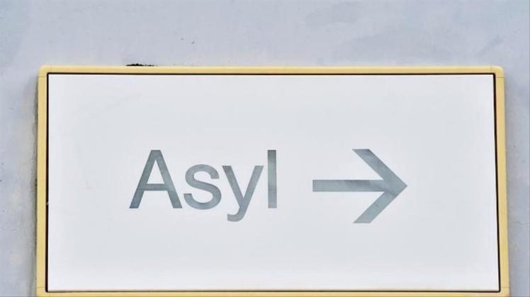 Ein Schild mit der Aufschrift „Asyl“. 