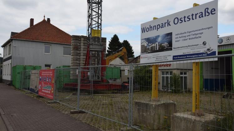 Kran und Abrissbagger sind an der Oststraße schon angerückt. 