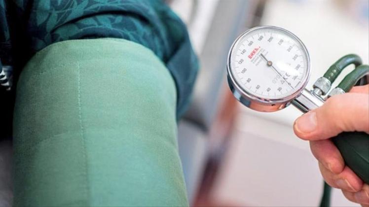 Beide Blutdruck-Messwerte können ein erhöhtes Risiko für Krankheiten wie Herzinfarkt oder Schlaganfall anzeigen. 