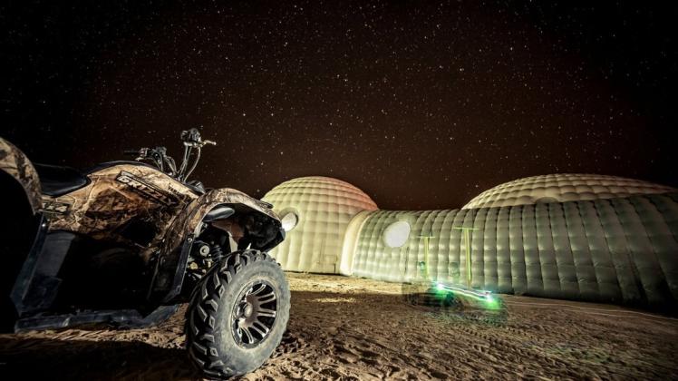 Nachtimpression aus dem Wüstencamp, in dem Wissenschaftler eine Mars-Mission simulieren.
Foto: ZDF/Maike Simon