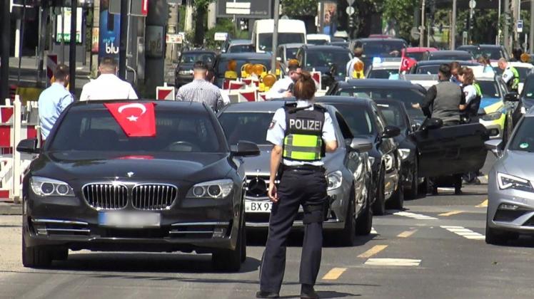 Kölner Polizisten stoppen Ende Juni einen türkischen Hochzeitskorso. Foto: dpa/Thomas Kraus