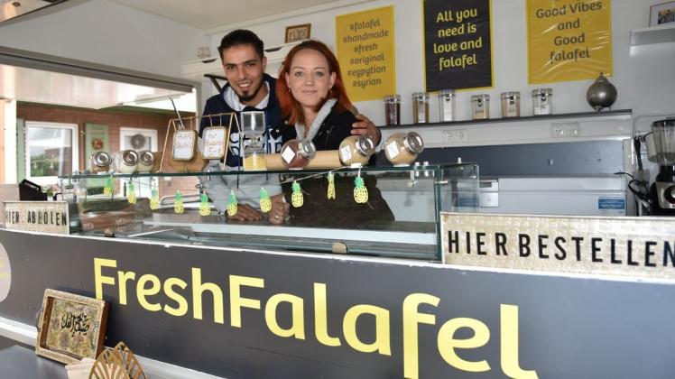 Der gebürtige Ägypter Khalid Objaja hat sich nach einem Jobverlust erfolgreich mit einem Verkaufswagen selbständig gemacht, in dem er Falafel anbietet. Rechts im Bild seine Frau Lisa, die ihn unterstützt. Foto: Daniel Gonzalez-Tepper