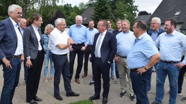 In fröhlicher Atmosphäre verlief die Begrüßung des Ministers (Mitte vorne) vor dem Vereinsheim. 