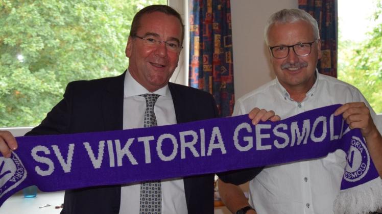 Lila-weiß: Diese Farben kennt Boris Pistorius (links) auch vom VfL Osnabrück, dem Verein seiner Heimatstadt Osnabrück. Johannes Morkötter (rechts,  Vorsitzender von SV Viktoria Gesmold, schenkte dem Minister diesen Fan-Schal. 