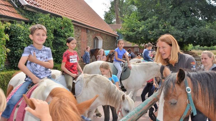 In ihrer Reitschule am Hasesee in Bramsche verschenkte Sandra Diedrichsen wieder ein paar Stunden auf dem Rücken der Pferde an Flüchtlingskinder. Foto: Holger Schulze