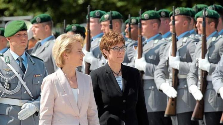 Annegret Kramp-Karrenbauer (r.) und Ursula von der Leyen schneiden in einer aktuellen Umfrage beide nicht gut ab. 
