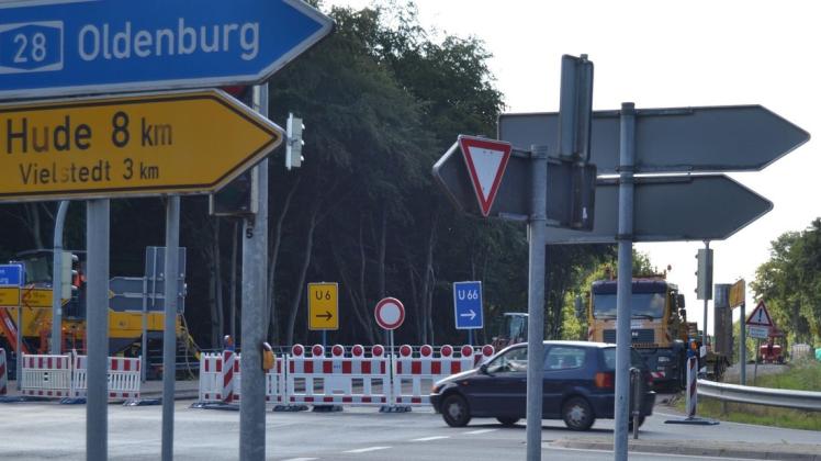 Richtung Oldenburg rechts abbiegen: Ab Kimmer Kreuzung blockieren Sperrschilder und Baufahrzeuge für die Sanierung der Autobahnbrücke die alte Bundesstraße. Foto: Reiner Haase
