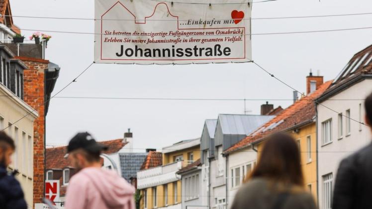 Ein Banner wirbt für eine einzigartige Fußgängerzone und Vielfalt in der Johannsistraße. Foto: Michael Gründel