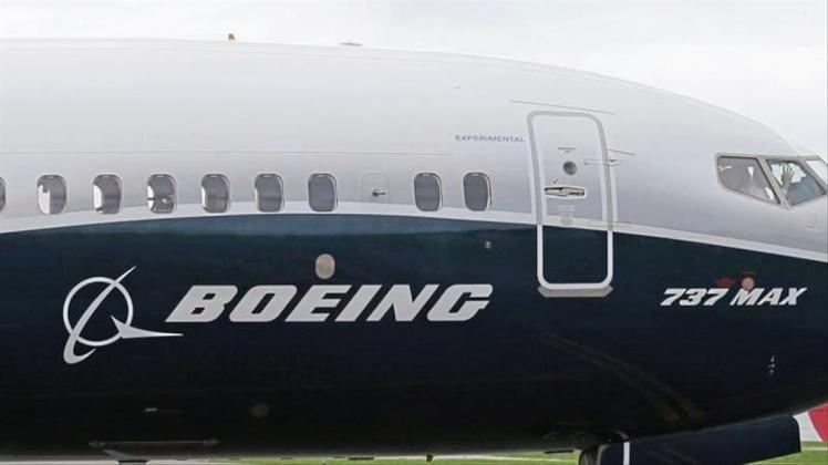 Ein Flugzeug des Typs Boeing 737 MAX 9 auf einem Rollfeld. 