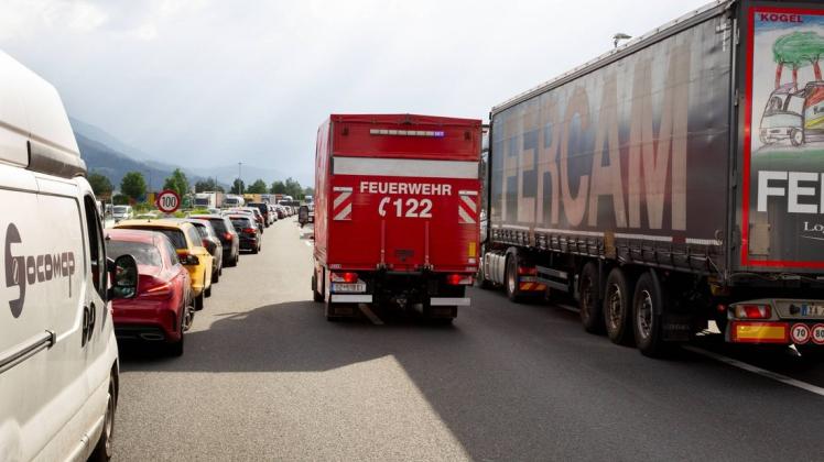 Nach einem tödlichen Unfall auf der Autobahn 6 bei Heilbronn haben Autofahrer die Arbeit der Rettungskräfte behindert. Symbolfoto: imago images / Michael Kristen