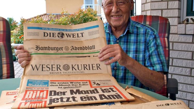 Vergilbt, aber original, das sind einige der Zeitungen, die Klaus Dünhof aus Oldendorf vom Tag der Mondlandung aufbewahrt hat. Foto: Conny Rutsch