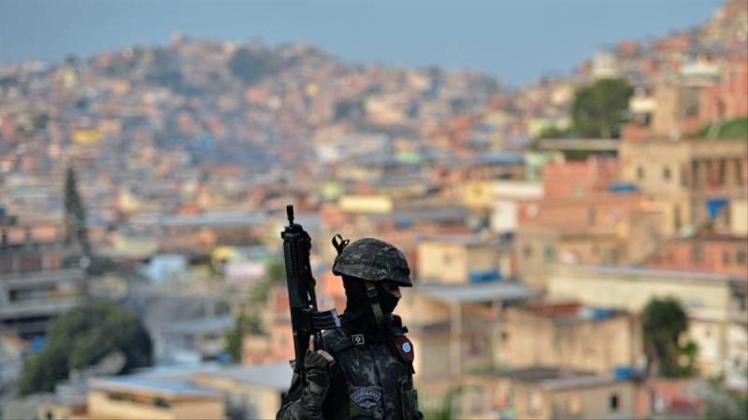 In Rio de Janeiro steht ein brasilianischer Soldat während einer Drogen-Razzia Wache. 