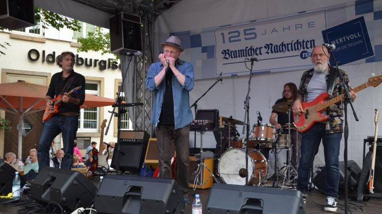 Steve Baker (Mitte) und seine Band überzeugten auf dem Kirchplatz. Foto: Reinhard Fanslau
