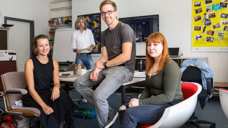 Irina Zudina, Seminarleiter Harald Keller, Tim Tolhuysen und Elena Niemeyer (von links) sichten Kurzfilme. Die Studenten erarbeiten ein Kurzfilmprogramm für das nächste Unabhängige Filmfest Osnabrück. Foto: Michael Gründel