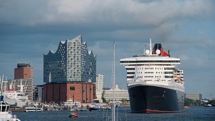 2004 - Zehntausende Zuschauer bereiten am frühen Morgen dem bis dahin weltweit größten und teuersten Passagierschiff „Queen Mary 2" in Hamburg einen begeisterten Empfang. 