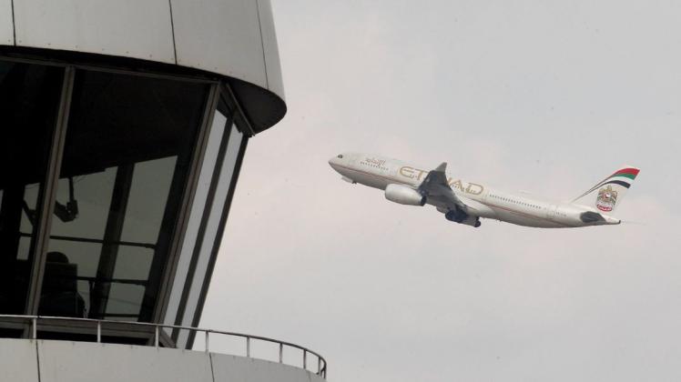 Wird Fliegen künftig teurer? Wenn es nach Umweltministerin Svenja Schulze geht, ja. Foto: Roland Weihrauch/dpa