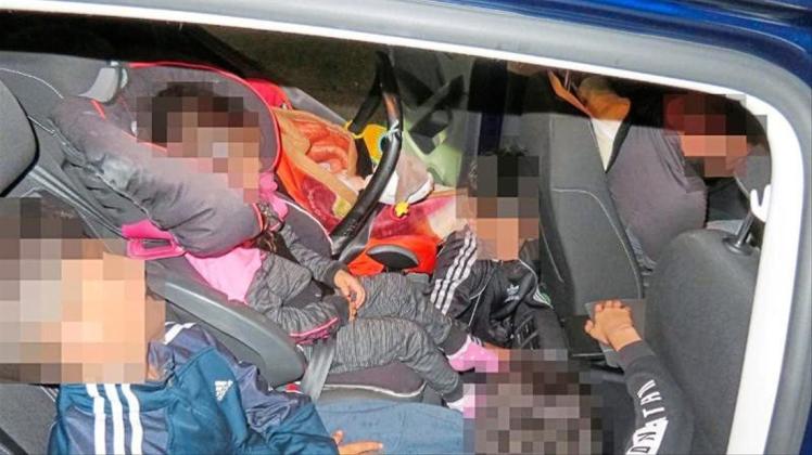Dicht gedrängt saßen fünf Kinder im Alter von zwei Monaten, zwei, sieben, acht und elf Jahren im Rückraum des Wagens. Drei von ihnen waren nicht angeschnallt. 