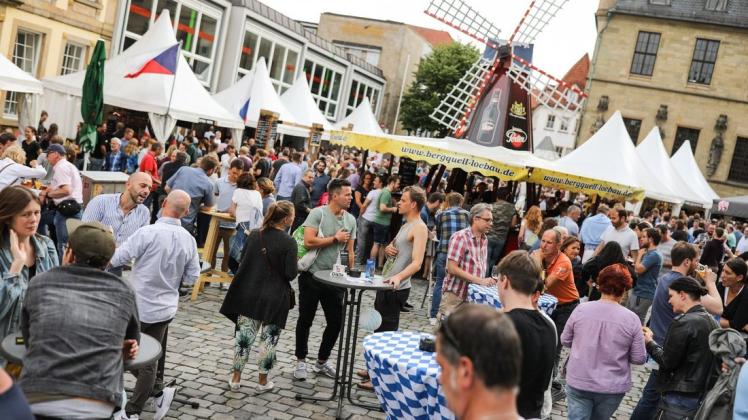 Auf dem Marktplatz in Osnabrück findet seit Donnerstag wieder das Bierfest statt. Foto: Michael Gründel