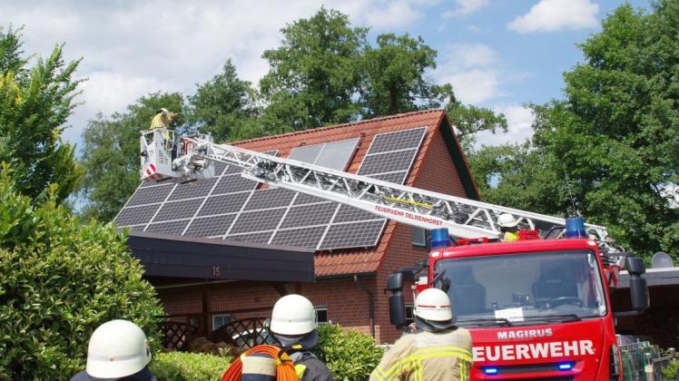 Auf dem Dach eines Einfamilienhauses war eine Solarzelle in Brand geraten. Foto: Günther Richter