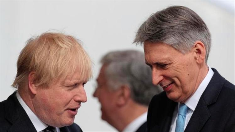 Boris Johnson und der britische Finanzminister Philip Hammond im trauten Gespräch vor zweieinhalb Jahren - jetzt will Hammond nicht einmal mehr ein Misstrauensvotum gegen Johnson ausschließen. 