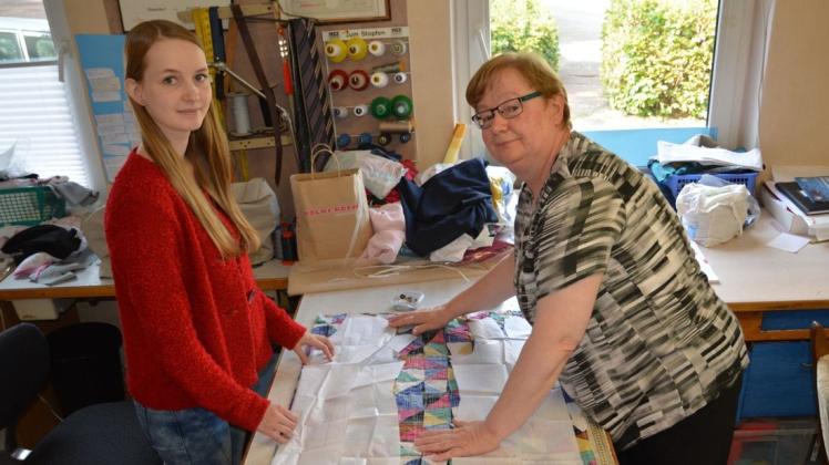 Mit ihrer Meisterin Monika Bökers verbindet Julia Greten (links) ein herzliches Verhältnis, auch noch nach der bestandenen Prüfung. Foto: Caroline Theiling