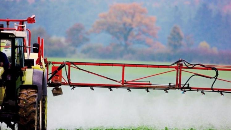 Ein Landwirt bringt Pestizide aus. Hat die Berufsgruppe ein erhöhtes Risiko an Parkinson zu erkranken? 