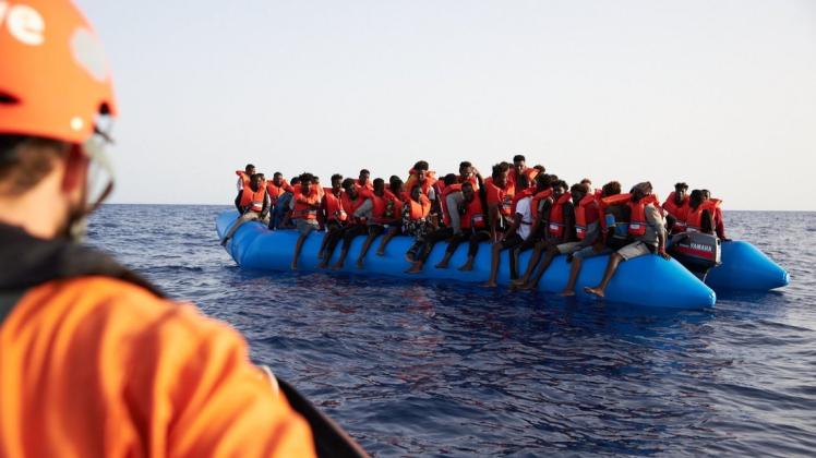 So wie diese Flüchtlinge sind gleich mehrere der Asylbewerber, die auf dem Hümmling heimisch geworden sind, unter abenteuerlichen Bedingungen übers Mittelmeer nach Europa gekommen. Symbolfoto: Fabian Heinz/Sea-Eye/dpa