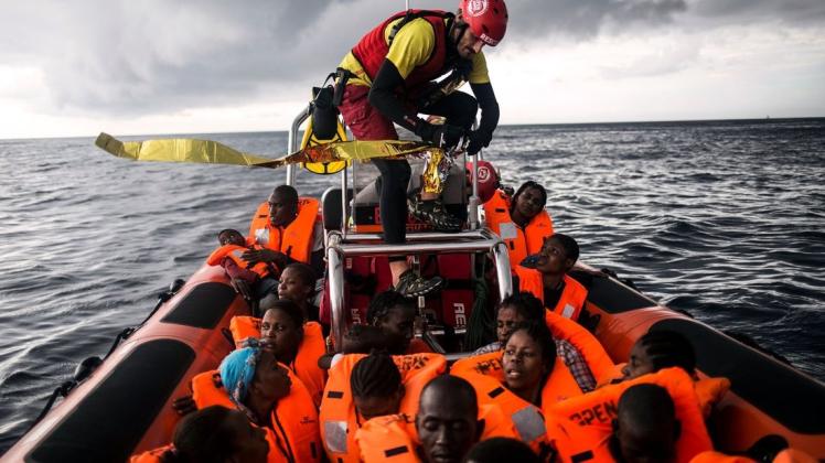 Das Drama auf dem Mittelmeer hält an: Was soll Europa tun? Foto: Javier Fergo/AP/dpa