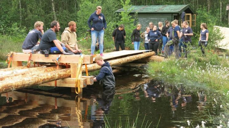 Aus 15 Meter langen Douglasienstämmen besteht der neue Steg, der über den Moorteich führt und den die Landjugend Grafeld während der 72-Stunden-Aktion im Mai gebaut hatte. 